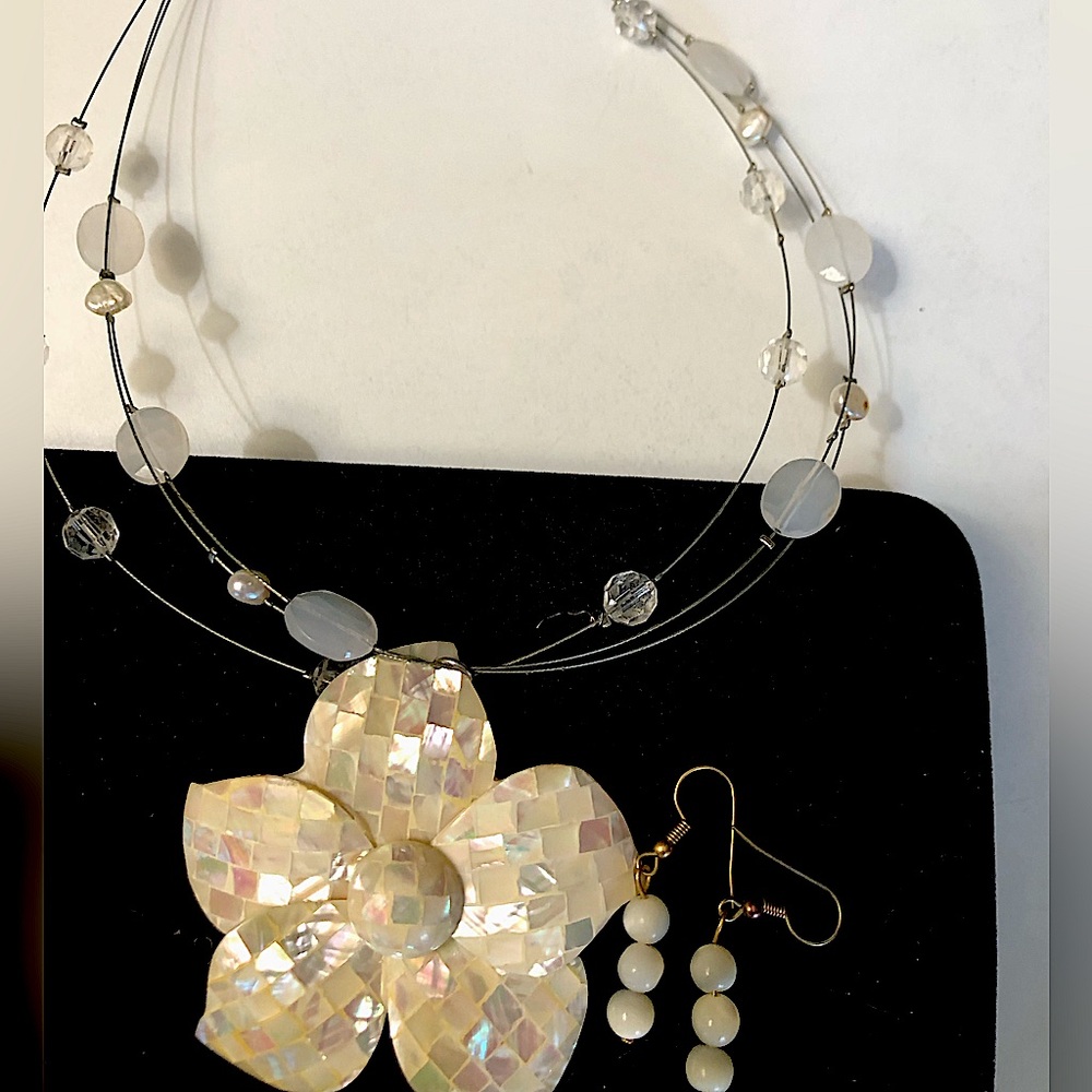 Gorgeous white flower choker